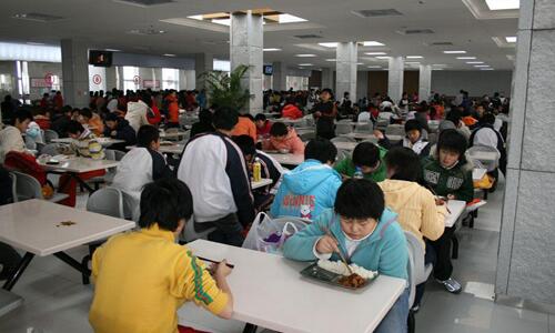 廣東三部門聯(lián)合發(fā)文嚴禁學(xué)校食堂分包轉(zhuǎn)包，每餐須有校方人員陪餐