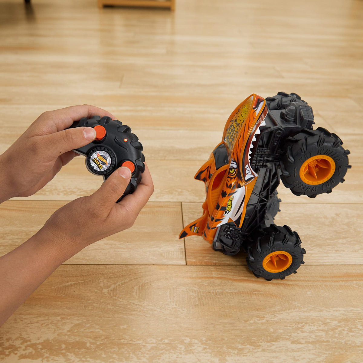 Hot Wheels RC Monster Trucks HW Tiger Shark RC in 1:24 Scale, Remote-Control Toy Truck